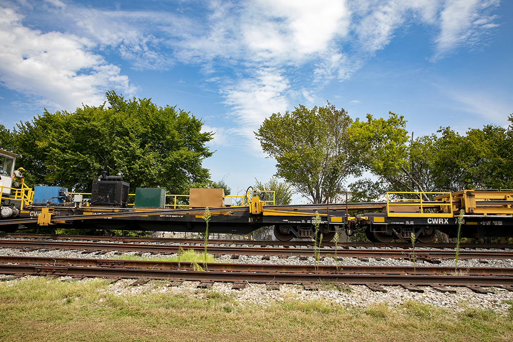 On Thursday, Sept. 17, a special train from Steel Dynamics, Inc. of Indiana, delivered the 1,600 ft. long rails for DART’s Silver Line project to a spot between N Avenue and Jupiter Road in Plano, Texas, and off-loaded it adjacent to existing tracks.